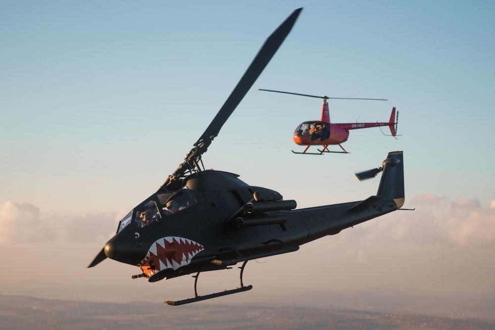 Focení a doprovázení vrtulníku AH-1 COBRA za letu