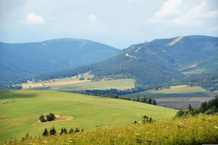 DOLNÍ MORAVA a KRALICKÝ SNĚŽNÍK z paluby vrtulníku