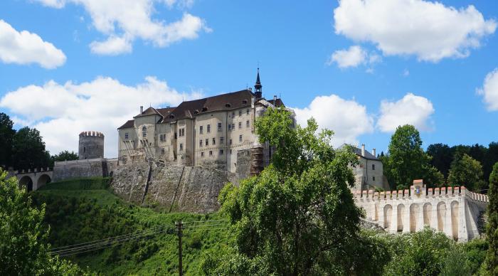 HRAD ČESKÝ ŠTERNBERK a okolí | Let vrtulníkem BELL 206 (23.07.2023)