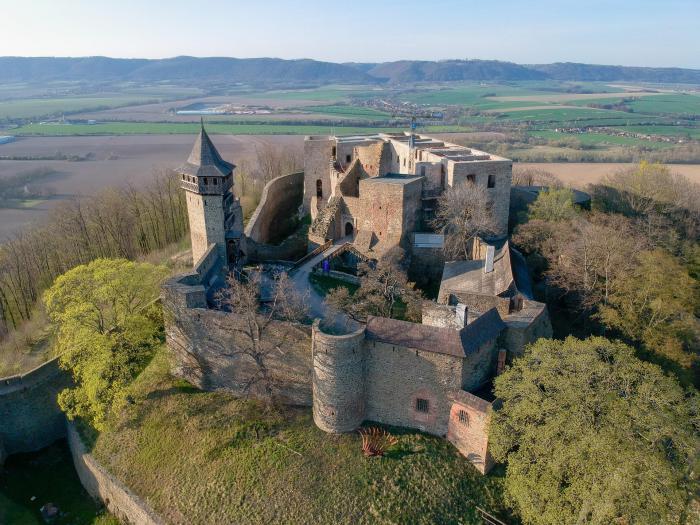 HRAD HELFŠTÝN z paluby vrtulníku Robinson R44