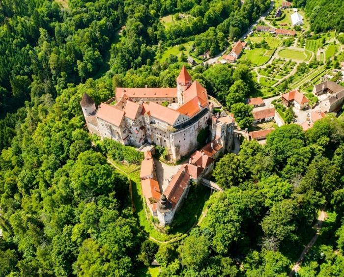 HRAD PERNŠTEJN z paluby vrtulníku BELL 206