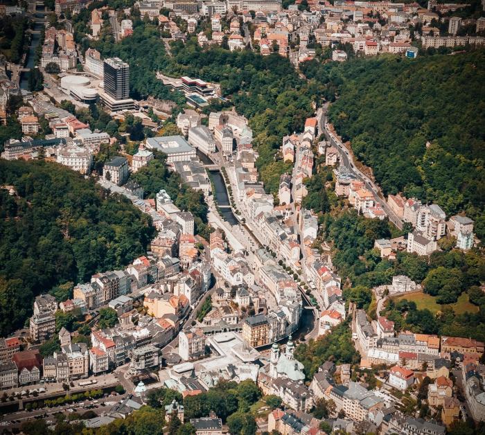 KARLOVY VARY a okolí | Let vrtulníkem BELL 206