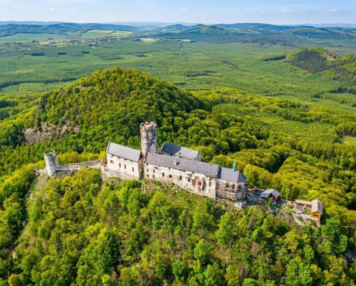 MÁCHOVO JEZERO, DOKSY a HRAD BEZDĚZ z paluby vrtulníku