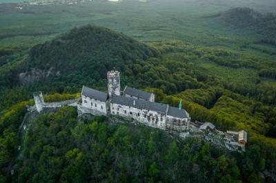 MÁCHOVO JEZERO, DOKSY a HRAD BEZDĚZ z paluby vrtulníku