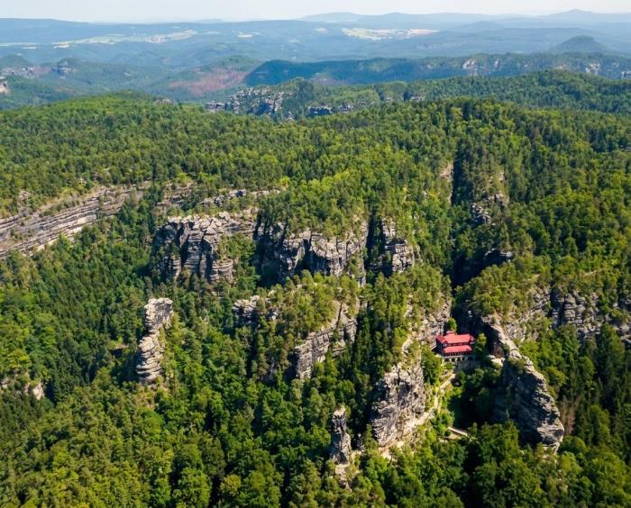 PRAVČICKÁ BRÁNA z paluby vrtulníku BELL 206