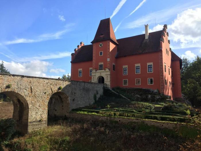 ZÁMEK ČERVENÁ LHOTA z paluby vrtulníku Robinson R44