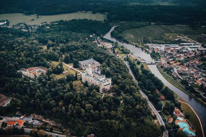 ZÁMEK HLUBOKÁ NAD VLTAVOU z paluby vrtulníku BELL 206