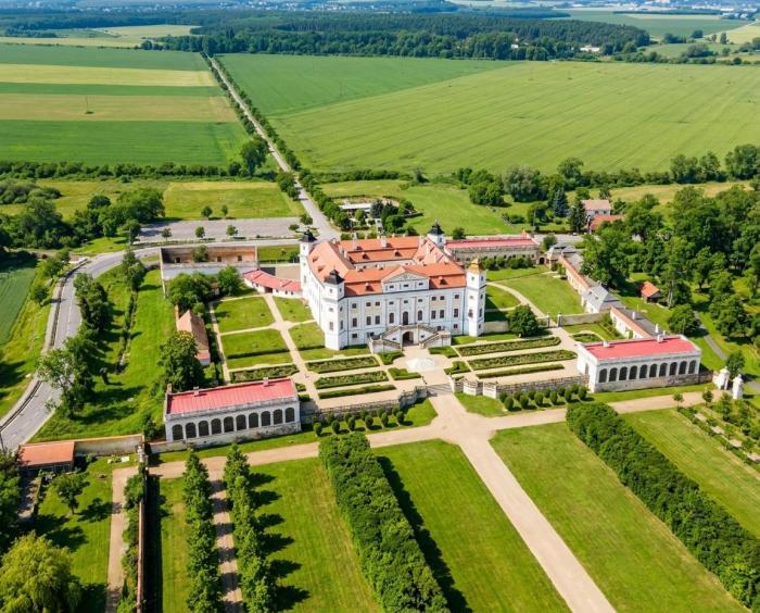 ZÁMEK MILOTICE z paluby vrtulníku